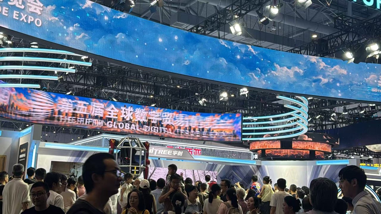 AI“包场”数贸会:王兴兴谈机器人攻克毫米级误差 安全厂商开始“以AI制AI”